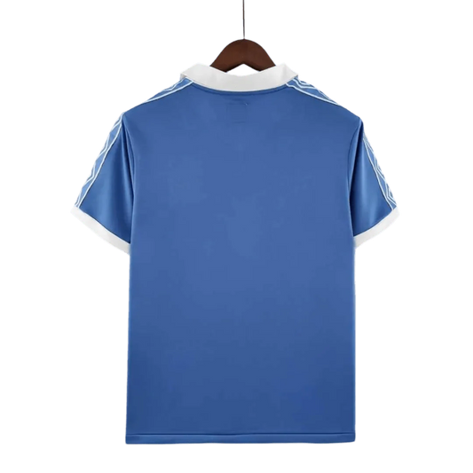 https://cdn.shopify.com/s/files/1/0826/7228/8075/files/19811982-manchester-city-centenary-cup-final-home-retro-kit-classickits433-282141.webp?v=1741198009