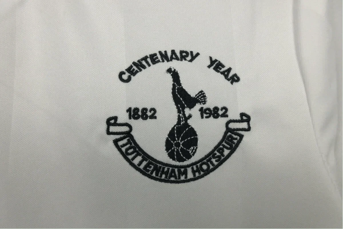 https://cdn.shopify.com/s/files/1/0826/7228/8075/files/19821983-tottenham-hotspur-home-retro-kit-classickits433-401011.webp?v=1741198013