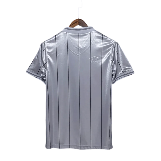 https://cdn.shopify.com/s/files/1/0826/7228/8075/files/19841985-newcastle-utd-grey-away-retro-kit-classickits433-128910.webp?v=1741197739