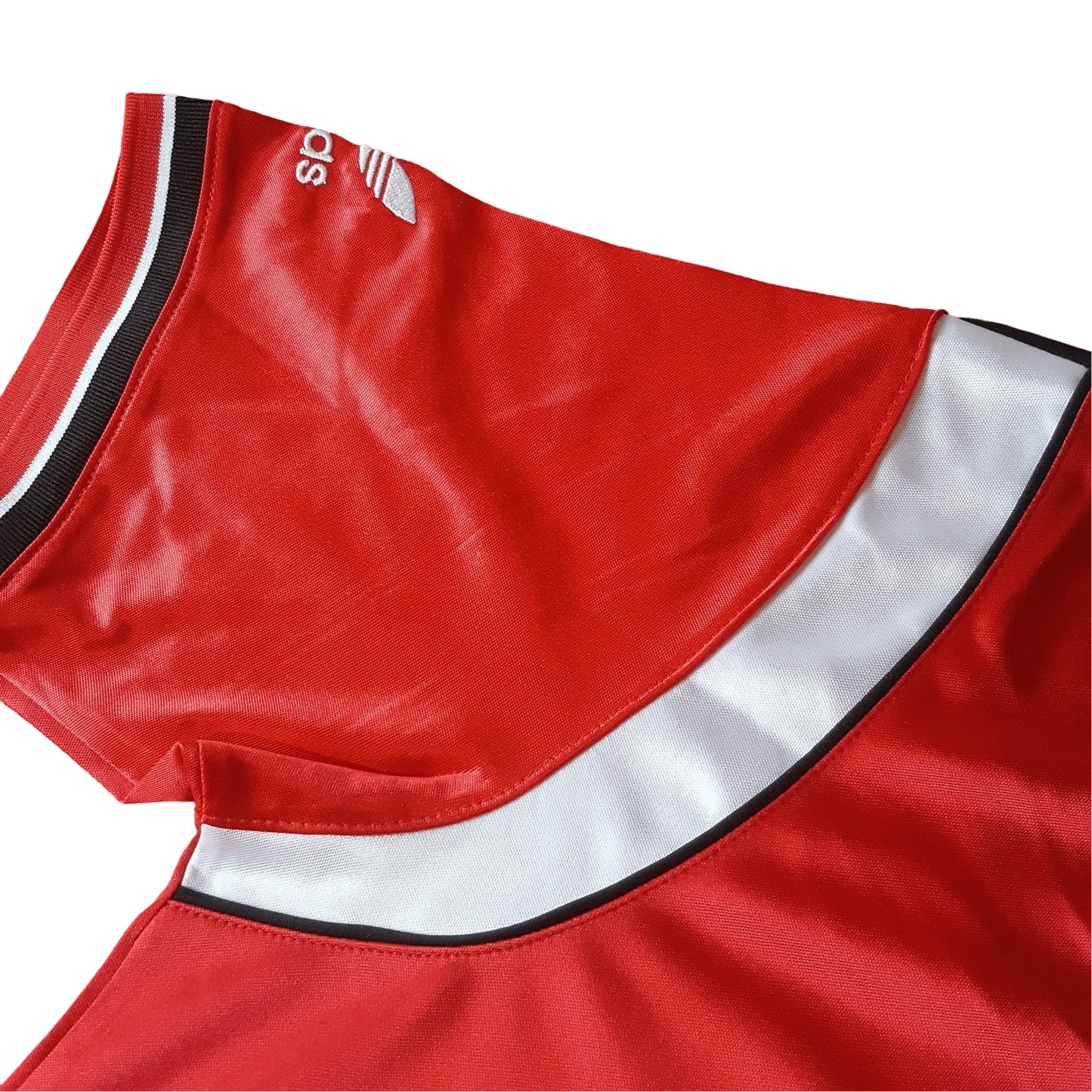 https://cdn.shopify.com/s/files/1/0826/7228/8075/files/19841986-manchester-united-sharp-home-retro-kit-classickits433-869030.webp?v=1741197614