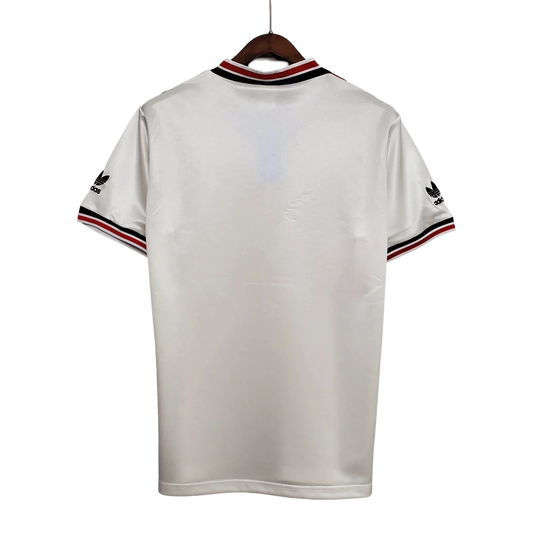 https://cdn.shopify.com/s/files/1/0826/7228/8075/files/19851986-manchester-united-sahrp-white-away-retro-kit-classickits433-674027.webp?v=1741199169