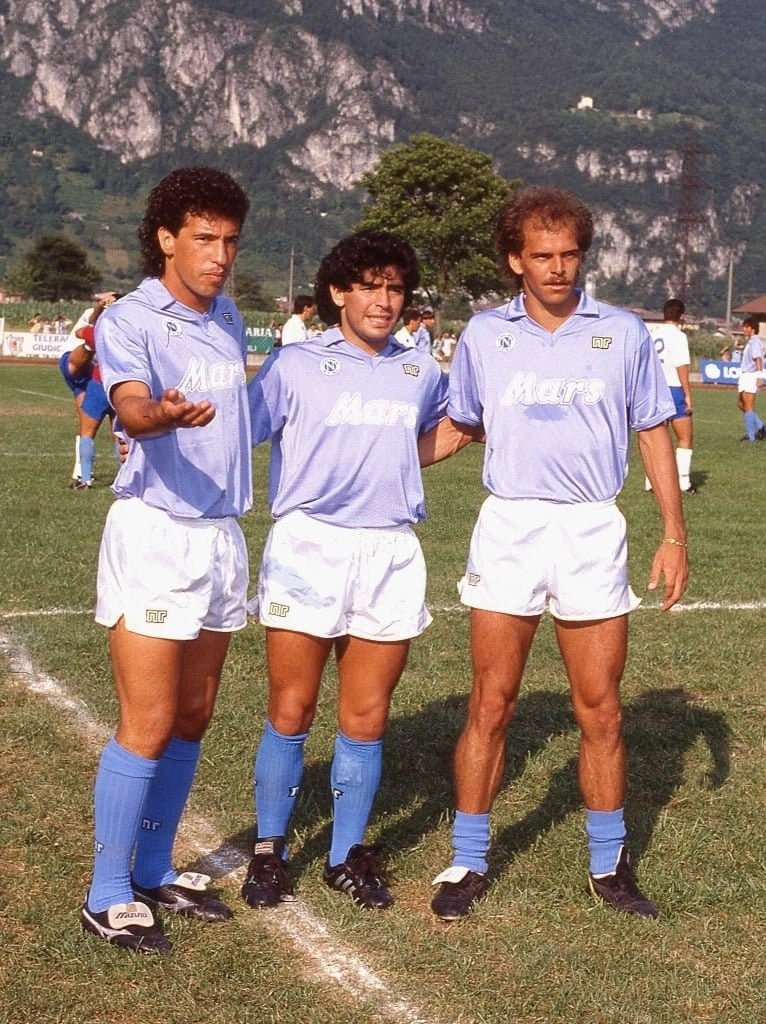 https://cdn.shopify.com/s/files/1/0826/7228/8075/files/19881989-napoli-mars-home-retro-kit-classickits433-463392.webp?v=1741198898