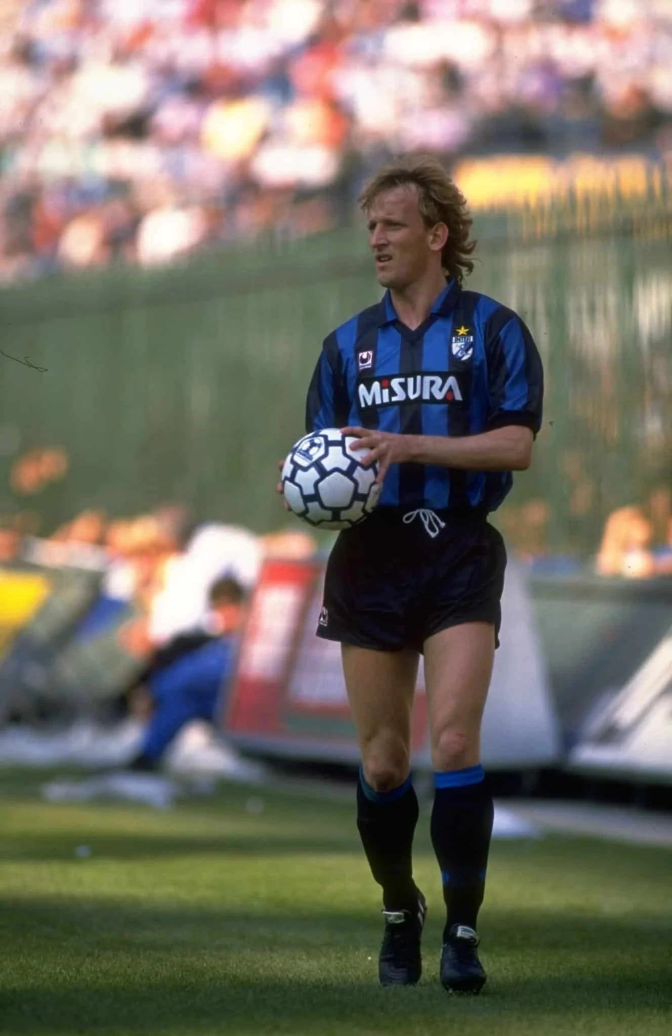 https://cdn.shopify.com/s/files/1/0826/7228/8075/files/19881990-inter-milan-misura-home-retro-kit-classickits433-211385.webp?v=1741198868