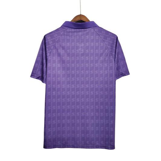 https://cdn.shopify.com/s/files/1/0826/7228/8075/files/19891990-fiorentina-florence-la-nazione-home-retro-kit-classickits433-633506.webp?v=1741199021