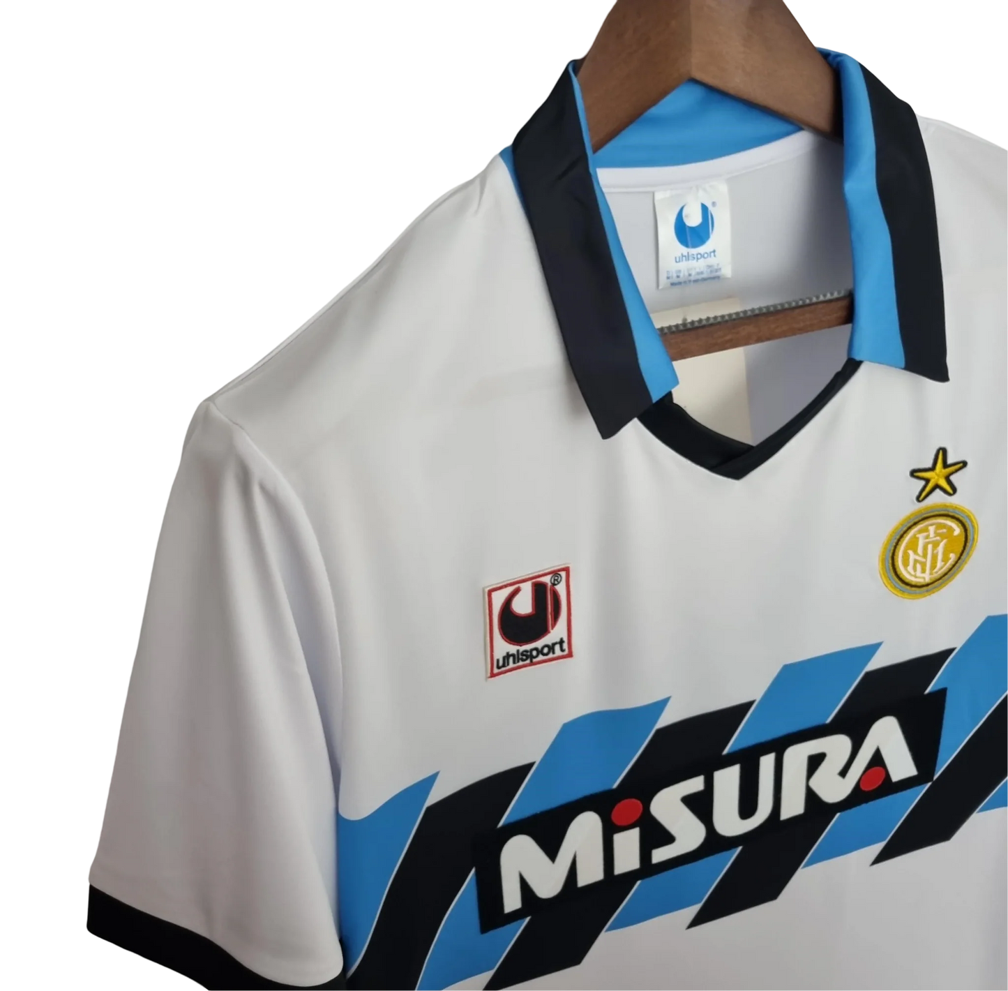 https://cdn.shopify.com/s/files/1/0826/7228/8075/files/19901991-inter-milan-misura-away-retro-kit-classickits433-380569.webp?v=1741198898