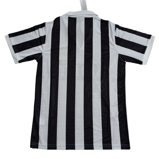 https://cdn.shopify.com/s/files/1/0826/7228/8075/files/19901991-juventus-upim-home-retro-kit-827607.png?v=1741197294