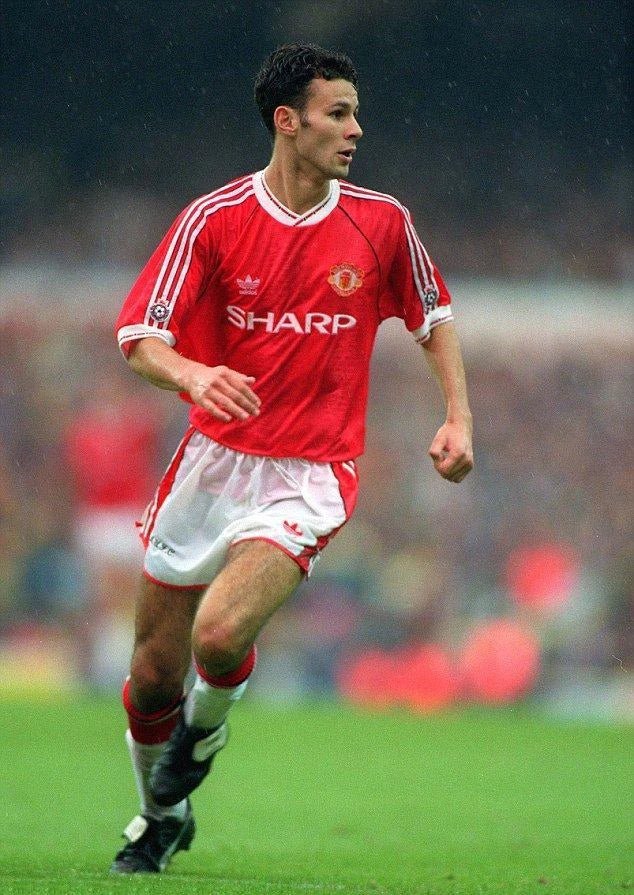 https://cdn.shopify.com/s/files/1/0826/7228/8075/files/19901992-manchester-united-sharp-home-retro-kit-classickits433-809959.webp?v=1747097006