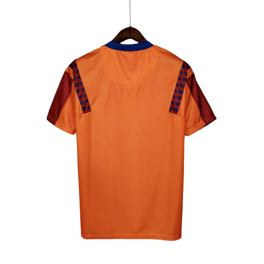 https://cdn.shopify.com/s/files/1/0826/7228/8075/files/19911992-fc-barcelona-orange-away-retro-kit-classickits433-842174.webp?v=1741199017