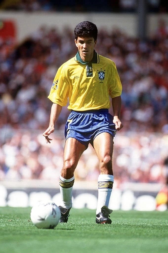 https://cdn.shopify.com/s/files/1/0826/7228/8075/files/19911993-brazil-home-retro-kit-classickits433-920387.webp?v=1741198758