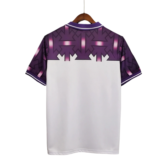 https://cdn.shopify.com/s/files/1/0826/7228/8075/files/19921993-fiorentina-florence-7up-away-retro-kit-classickits433-656890.webp?v=1741199033