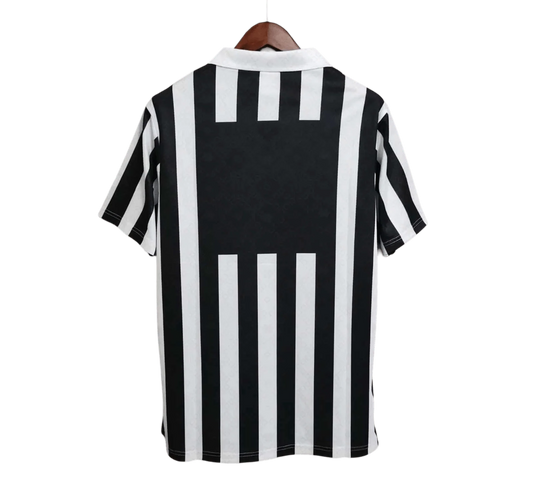https://cdn.shopify.com/s/files/1/0826/7228/8075/files/19921994-juventus-danone-home-retro-kit-classickits433-835473.webp?v=1741198786