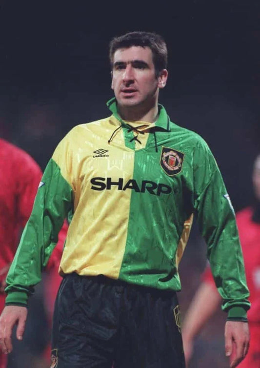 https://cdn.shopify.com/s/files/1/0826/7228/8075/files/19921994-manchester-united-sharp-green-yellow-third-retro-kit-classickits433-754167.webp?v=1741199192