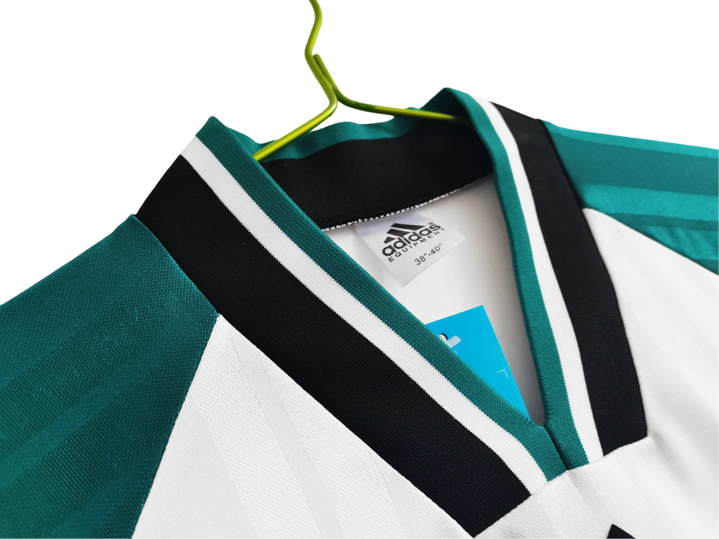 https://cdn.shopify.com/s/files/1/0826/7228/8075/files/19931995-liverpool-carlsberg-away-retro-kit-classickits433-167012.webp?v=1741199196