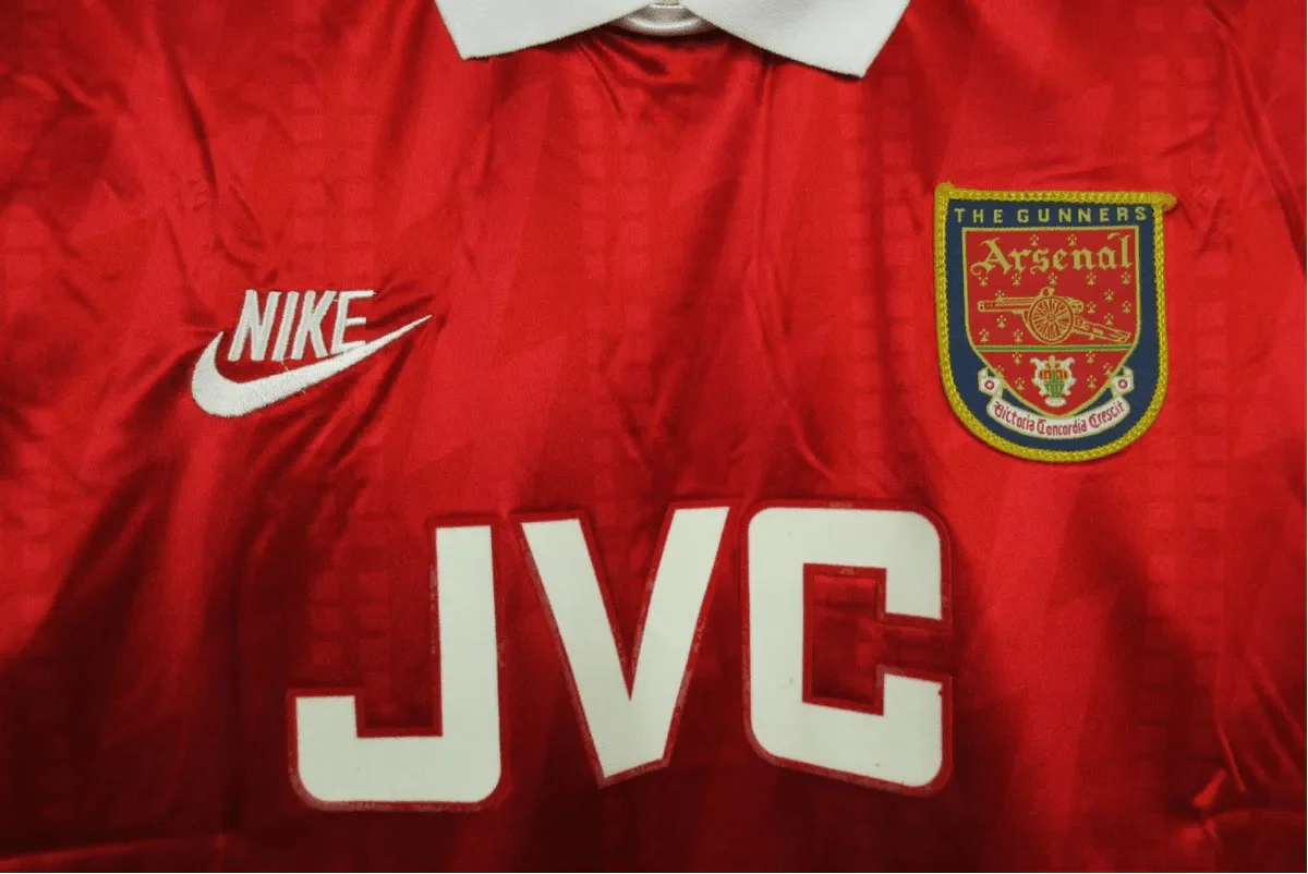 https://cdn.shopify.com/s/files/1/0826/7228/8075/files/19941995-arsenal-jvc-home-retro-kit-classickits433-562489.webp?v=1741198343