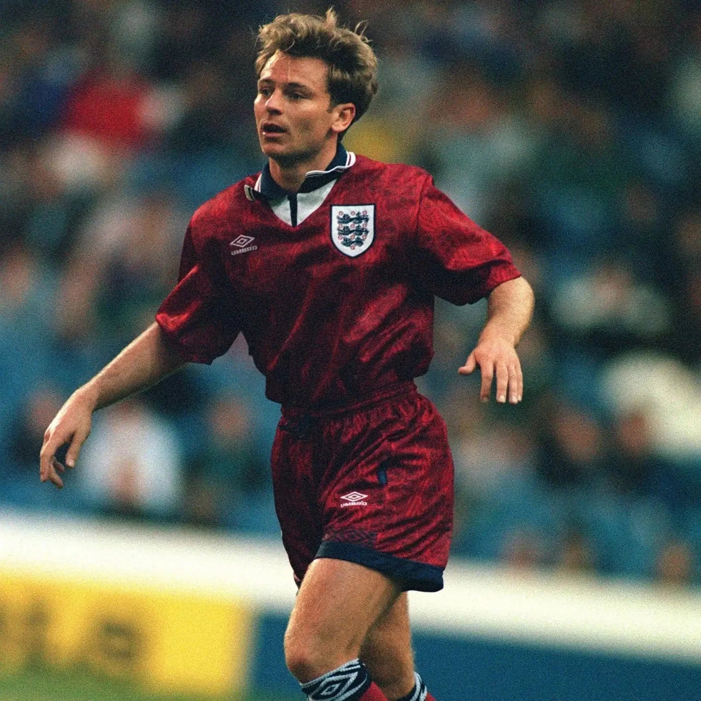 https://cdn.shopify.com/s/files/1/0826/7228/8075/files/19941995-england-red-away-retro-kit-classickits433-435912.webp?v=1741198454