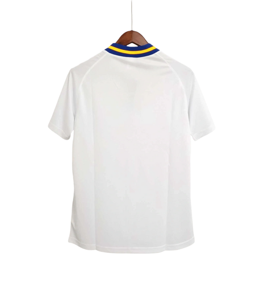 https://cdn.shopify.com/s/files/1/0826/7228/8075/files/19941995-sweden-white-away-retro-kit-classickits433-255703.webp?v=1741198807