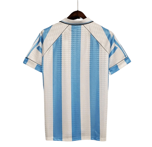 https://cdn.shopify.com/s/files/1/0826/7228/8075/files/19941996-argentina-home-retro-jersey-593769.webp?v=1741198527