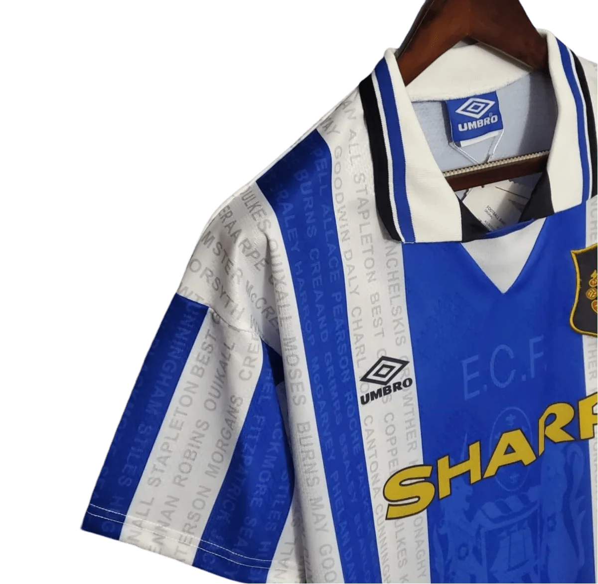 https://cdn.shopify.com/s/files/1/0826/7228/8075/files/19941996-manchester-united-sharp-blue-white-third-retro-kit-classickits433-815575.webp?v=1741199151