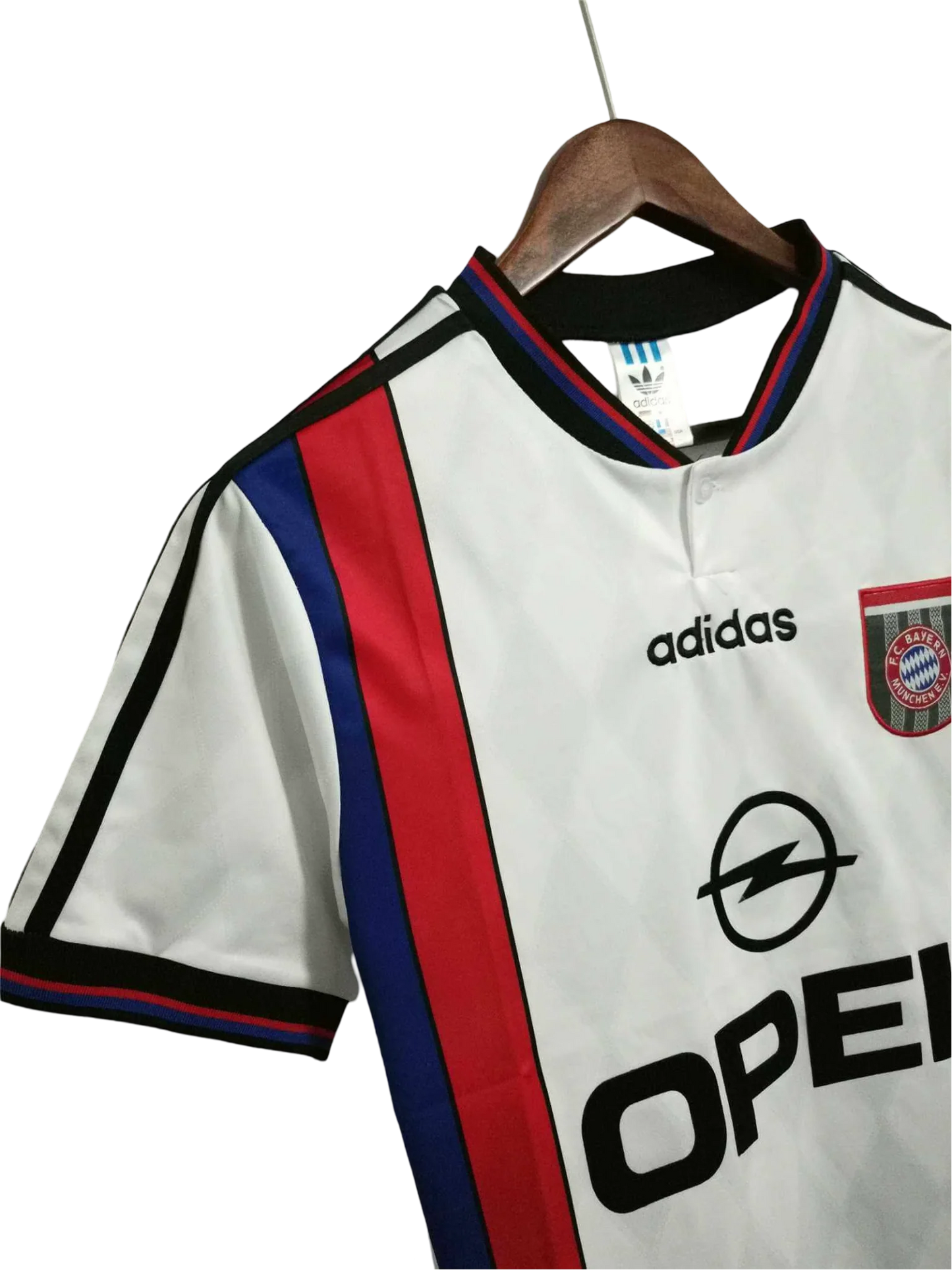 https://cdn.shopify.com/s/files/1/0826/7228/8075/files/19951996-bayern-munich-opel-away-retro-kit-classickits433-180496.webp?v=1741199336