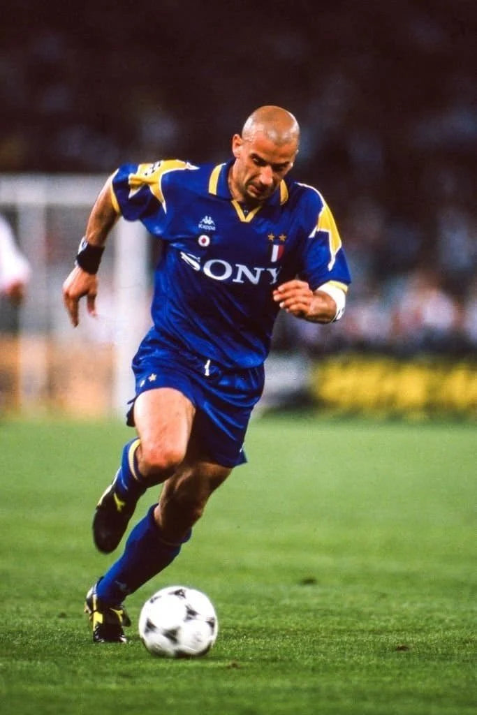 https://cdn.shopify.com/s/files/1/0826/7228/8075/files/19951996-juventus-sony-away-retro-kit-classickits433-812936.webp?v=1741198803
