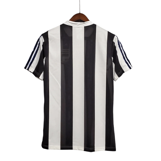 https://cdn.shopify.com/s/files/1/0826/7228/8075/files/19951997-newcastle-utd-home-retro-kit-classickits433-144560.webp?v=1741199175