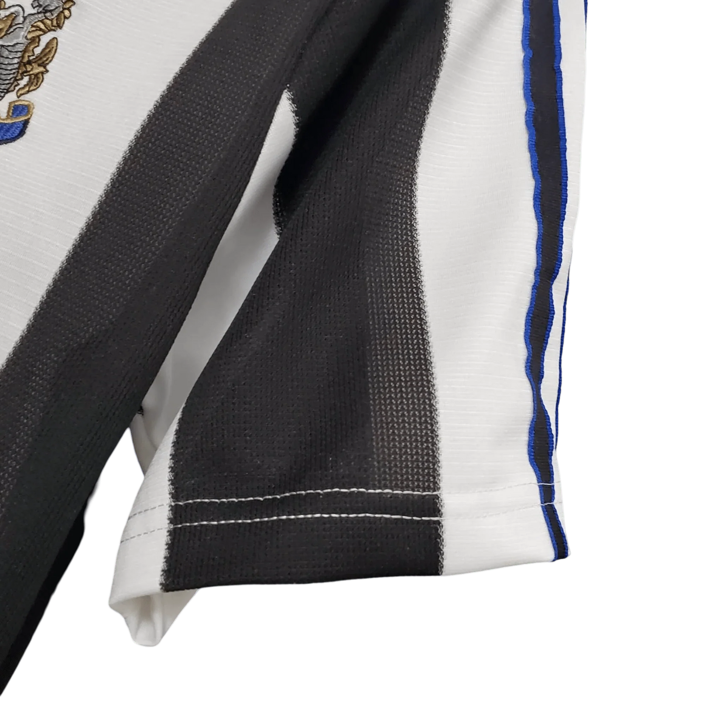 https://cdn.shopify.com/s/files/1/0826/7228/8075/files/19951997-newcastle-utd-home-retro-kit-classickits433-698352.webp?v=1741199176