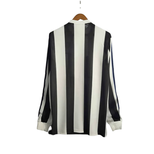 https://cdn.shopify.com/s/files/1/0826/7228/8075/files/19951997-newcastle-utd-home-retro-kit-long-sleeve-classickits433-106427.webp?v=1741197835