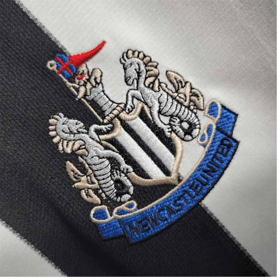 https://cdn.shopify.com/s/files/1/0826/7228/8075/files/19951997-newcastle-utd-home-retro-kit-long-sleeve-classickits433-334013.webp?v=1741197835