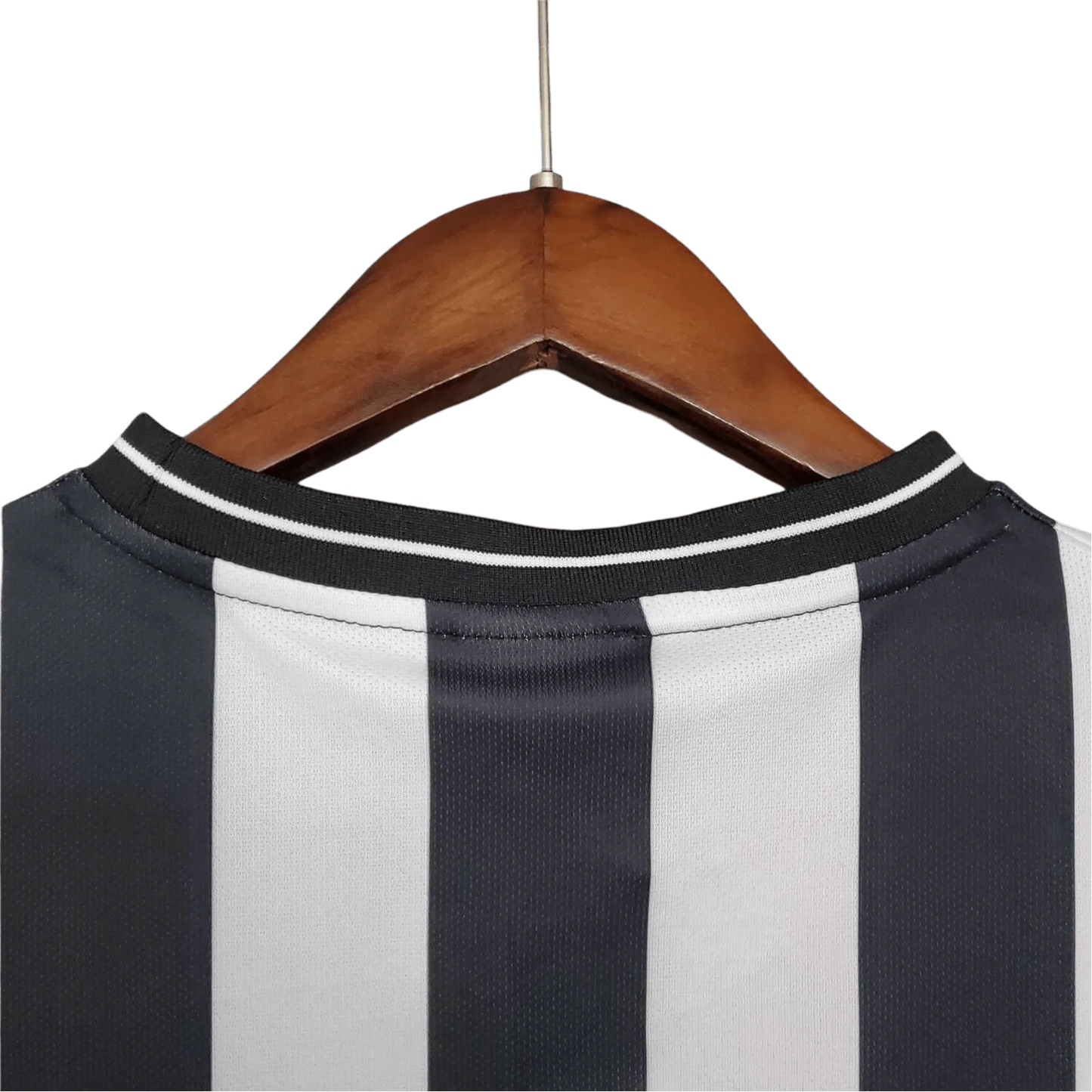 https://cdn.shopify.com/s/files/1/0826/7228/8075/files/19971999-newcastle-utd-home-retro-kit-classickits433-272393.webp?v=1741199151