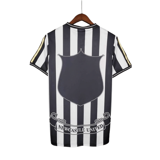 https://cdn.shopify.com/s/files/1/0826/7228/8075/files/19971999-newcastle-utd-home-retro-kit-classickits433-622427.webp?v=1741199148