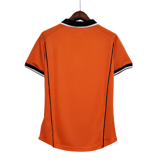 https://cdn.shopify.com/s/files/1/0826/7228/8075/files/1998-netherlands-world-cup-home-retro-kit-classickits433-682367.webp?v=1741198797