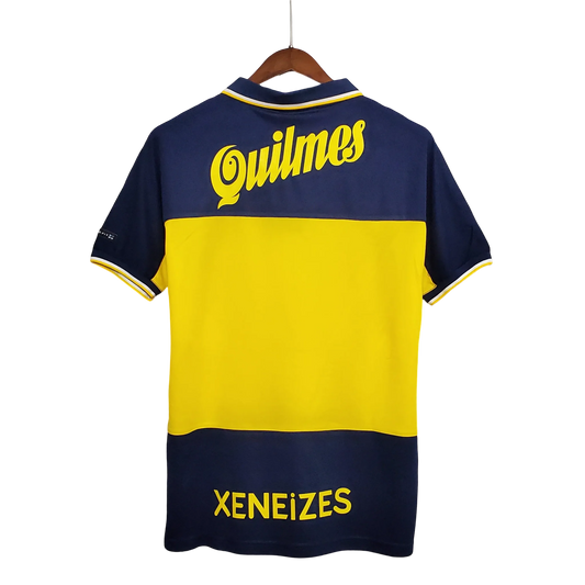 https://cdn.shopify.com/s/files/1/0826/7228/8075/files/19981999-boca-juniors-quilmes-home-retro-jersey-243178.webp?v=1741197208