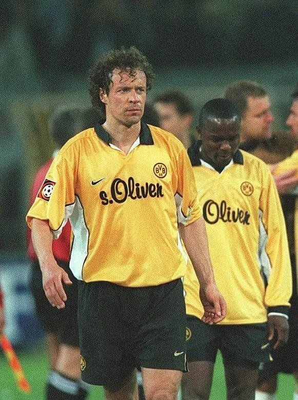 https://cdn.shopify.com/s/files/1/0826/7228/8075/files/19981999-borussia-dortmund-soliver-home-retro-kit-classickits433-671652.webp?v=1741199409