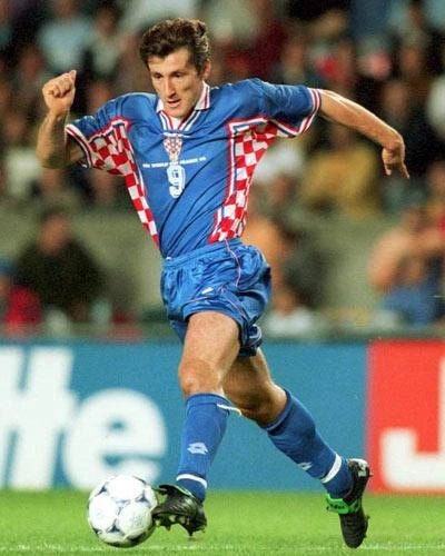 https://cdn.shopify.com/s/files/1/0826/7228/8075/files/19981999-croatia-away-retro-kit-classickits433-144503.webp?v=1741198811