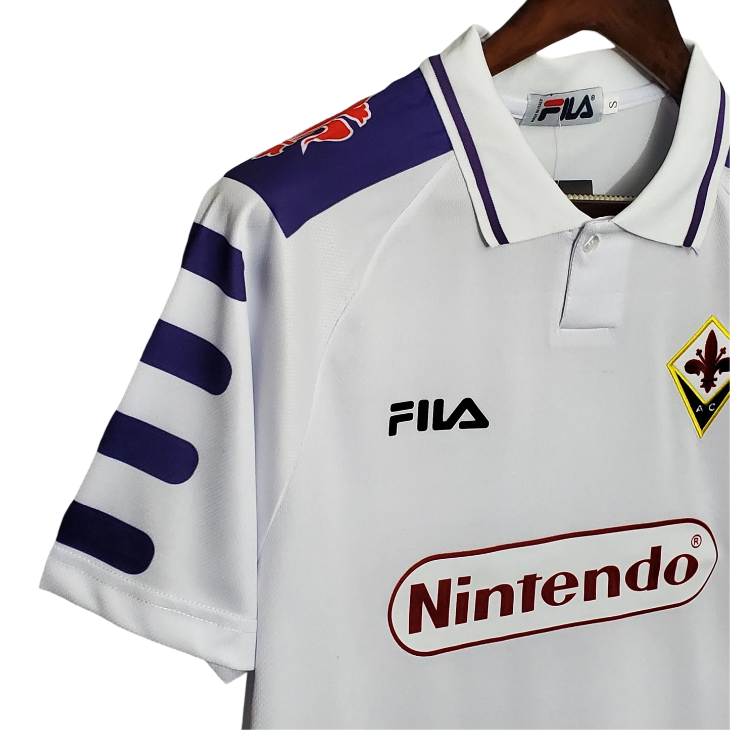 https://cdn.shopify.com/s/files/1/0826/7228/8075/files/19981999-fiorentina-florence-nintendo-fila-away-retro-kit-classickits433-798892.webp?v=1741199024