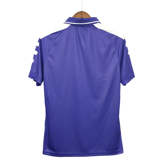 https://cdn.shopify.com/s/files/1/0826/7228/8075/files/19981999-fiorentina-florence-nintendo-fila-home-retro-kit-classickits433-682419.webp?v=1741199045