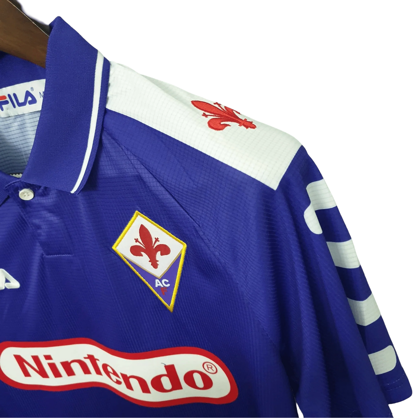 https://cdn.shopify.com/s/files/1/0826/7228/8075/files/19981999-fiorentina-florence-nintendo-fila-home-retro-kit-classickits433-990051.webp?v=1741199047