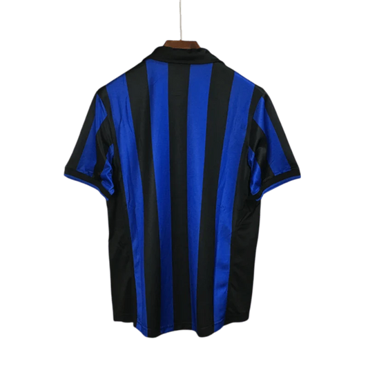 https://cdn.shopify.com/s/files/1/0826/7228/8075/files/19981999-inter-milan-pirelli-home-retro-kit-classickits433-423410.webp?v=1741198869
