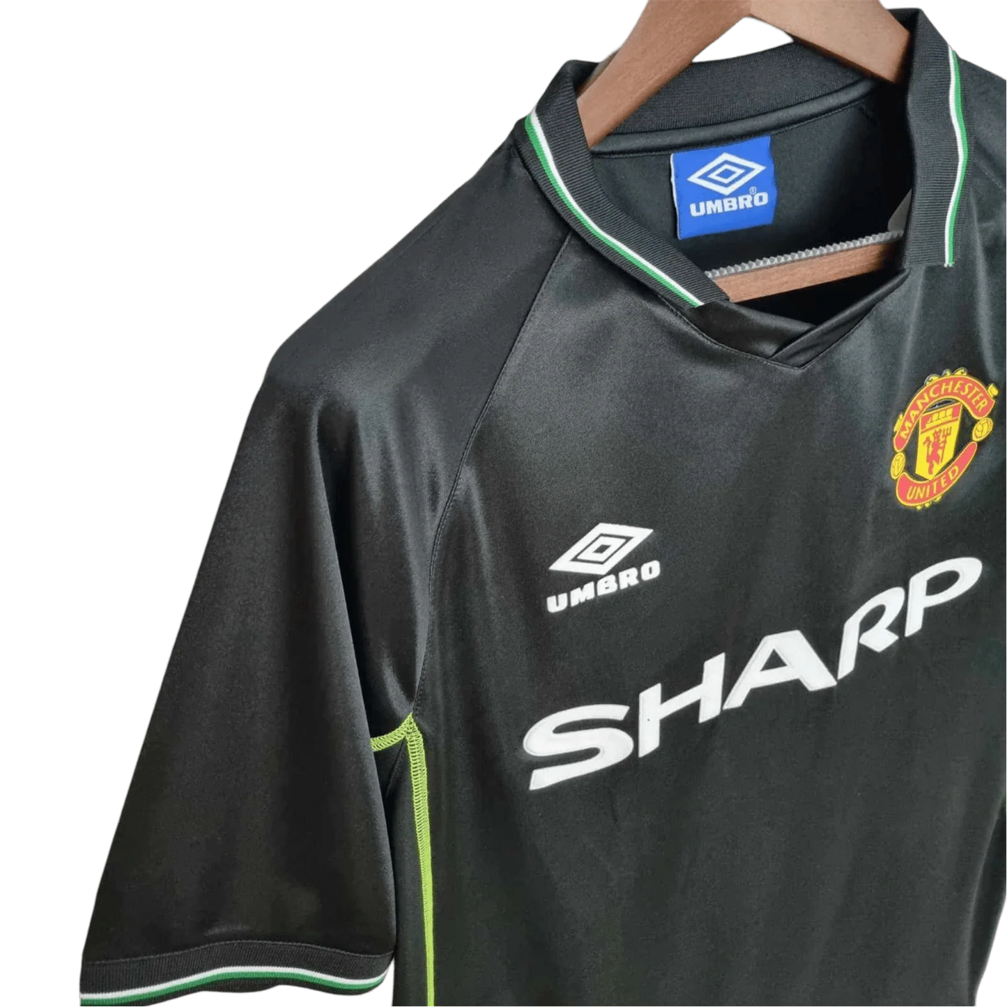 https://cdn.shopify.com/s/files/1/0826/7228/8075/files/19981999-manchester-united-sahrp-black-third-retro-kit-classickits433-319750.webp?v=1741199150