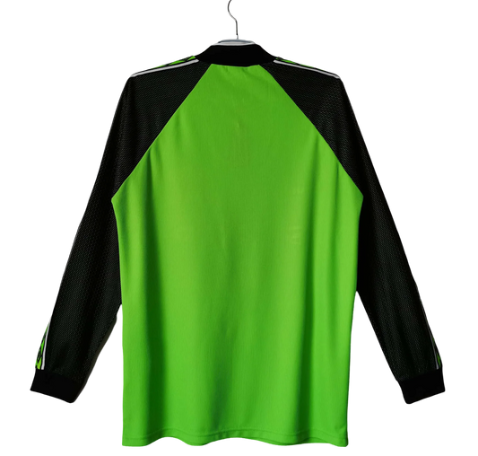 https://cdn.shopify.com/s/files/1/0826/7228/8075/files/19981999-manchester-united-sharp-green-gk-retro-kit-long-sleeves-classickits433-365700.webp?v=1741197686