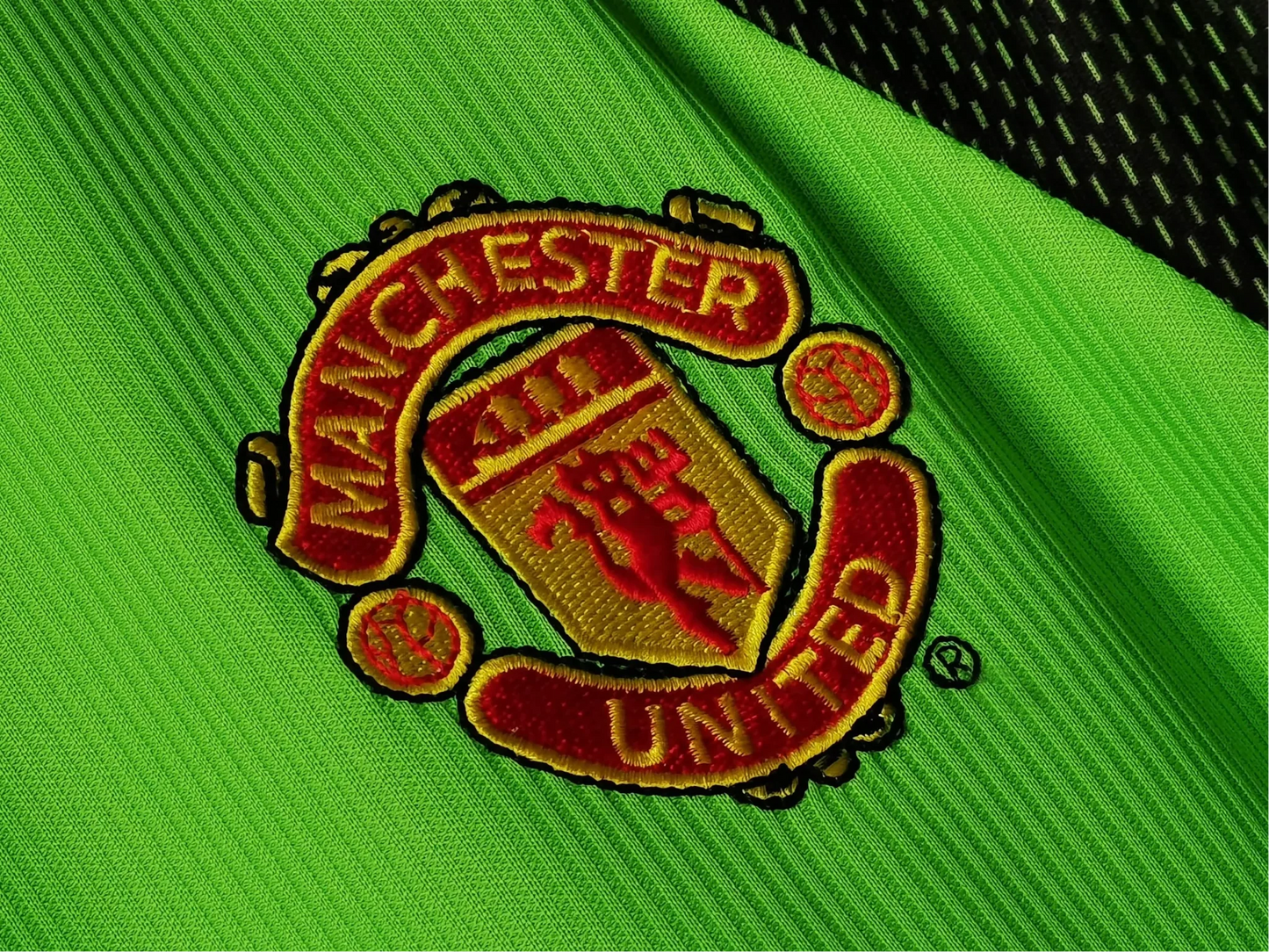https://cdn.shopify.com/s/files/1/0826/7228/8075/files/19981999-manchester-united-sharp-green-gk-retro-kit-long-sleeves-classickits433-471436.webp?v=1741197688