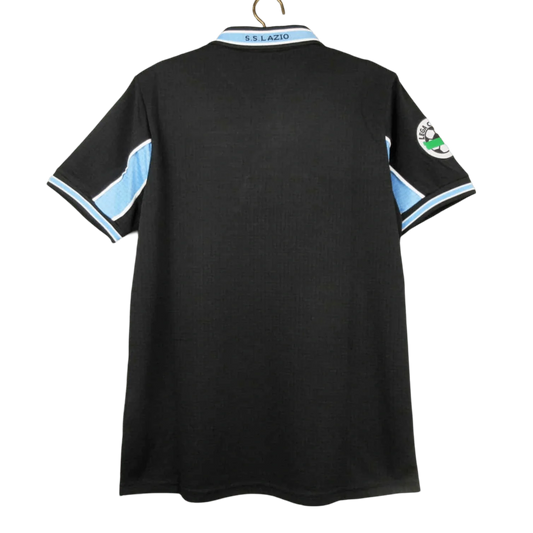 https://cdn.shopify.com/s/files/1/0826/7228/8075/files/19982000-lazio-cirio-black-third-retro-kit-classickits433-170103.webp?v=1741199014