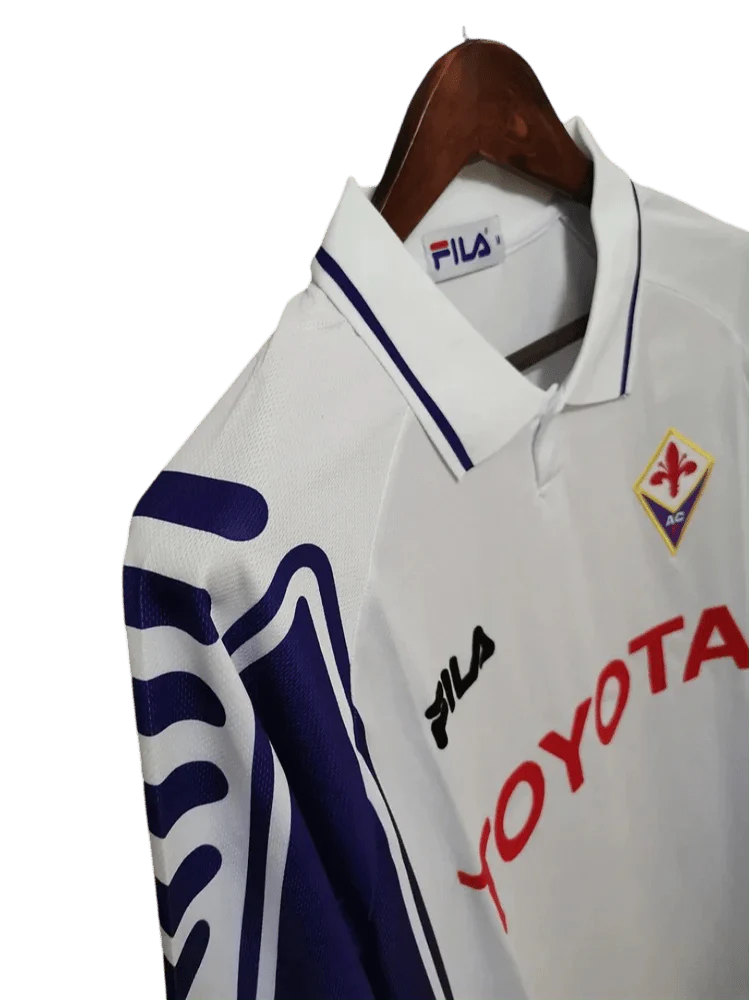 https://cdn.shopify.com/s/files/1/0826/7228/8075/files/19992000-fiorentina-florence-toyota-fila-away-retro-kit-classickits433-244328.webp?v=1741199012