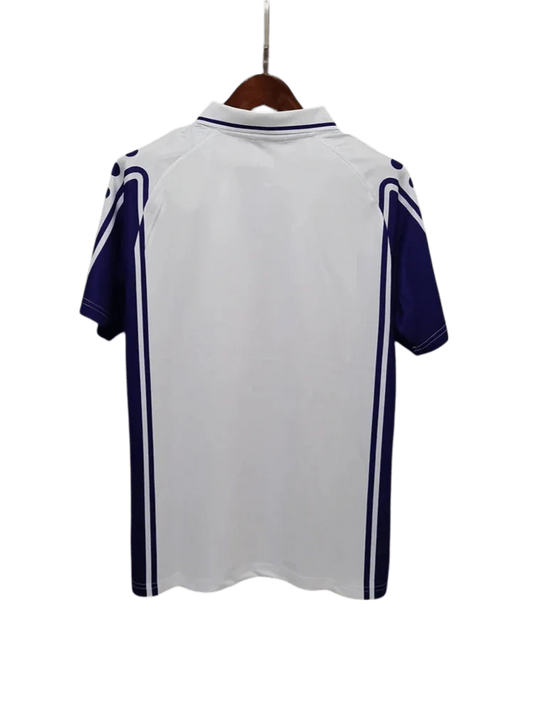 https://cdn.shopify.com/s/files/1/0826/7228/8075/files/19992000-fiorentina-florence-toyota-fila-away-retro-kit-classickits433-481210.webp?v=1741199014
