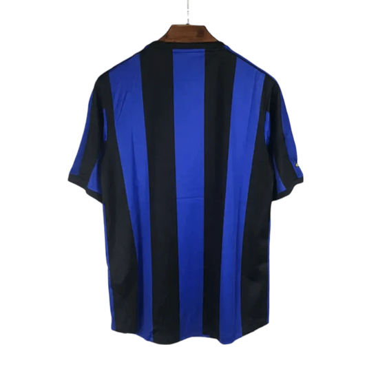 https://cdn.shopify.com/s/files/1/0826/7228/8075/files/19992000-inter-milan-pirelli-home-retro-kit-456099.webp?v=1741197475