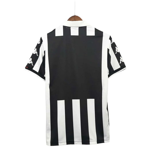 https://cdn.shopify.com/s/files/1/0826/7228/8075/files/19992000-juventus-d-liberta-digitale-home-retro-kit-classickits433-641613.webp?v=1741198796