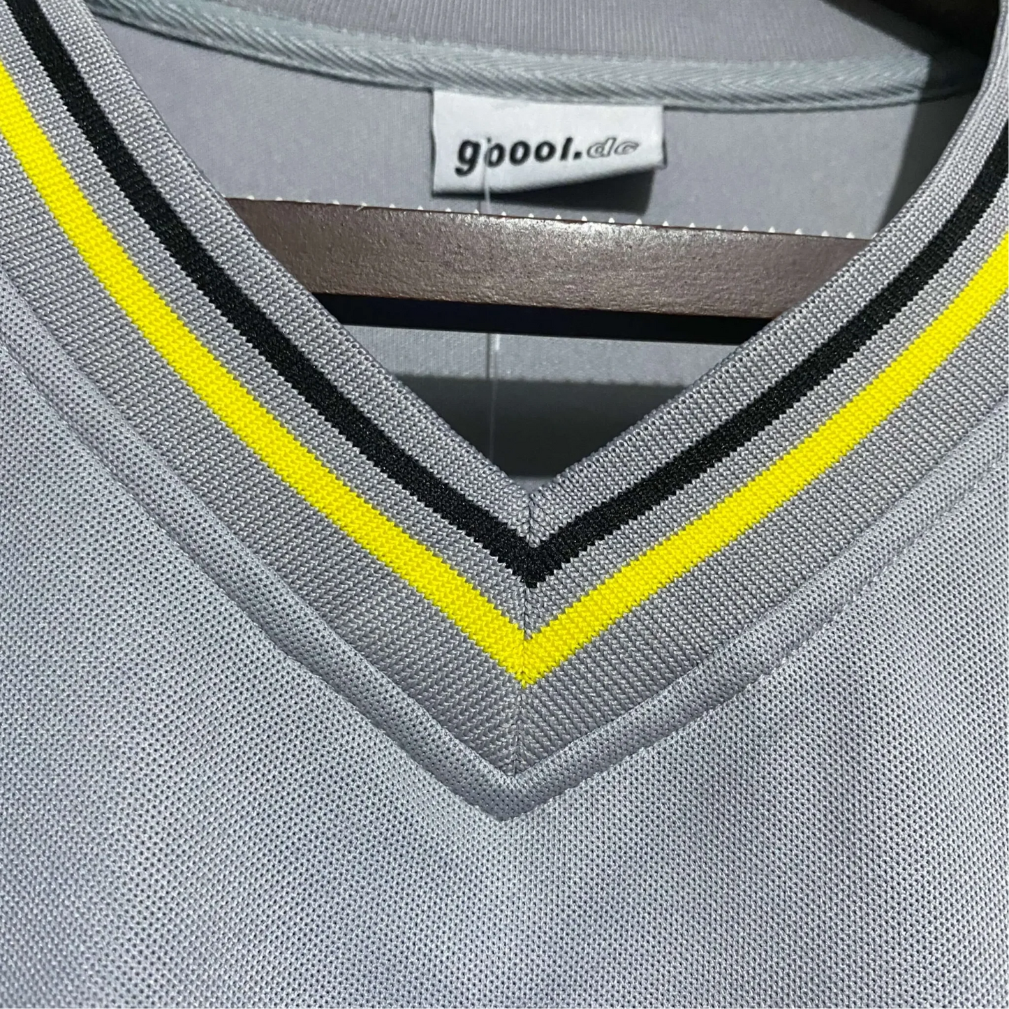 https://cdn.shopify.com/s/files/1/0826/7228/8075/files/2000-borussia-dortmund-eon-away-retro-kit-classickits433-176818.webp?v=1741197748