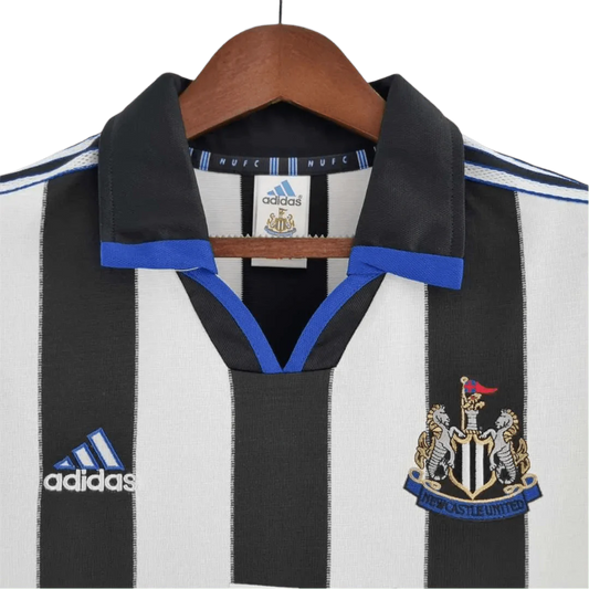https://cdn.shopify.com/s/files/1/0826/7228/8075/files/20002001-newcastle-utd-ntl-home-retro-kit-classickits433-241201.webp?v=1741197846