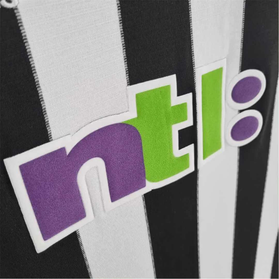 https://cdn.shopify.com/s/files/1/0826/7228/8075/files/20002001-newcastle-utd-ntl-home-retro-kit-classickits433-835861.webp?v=1741197846