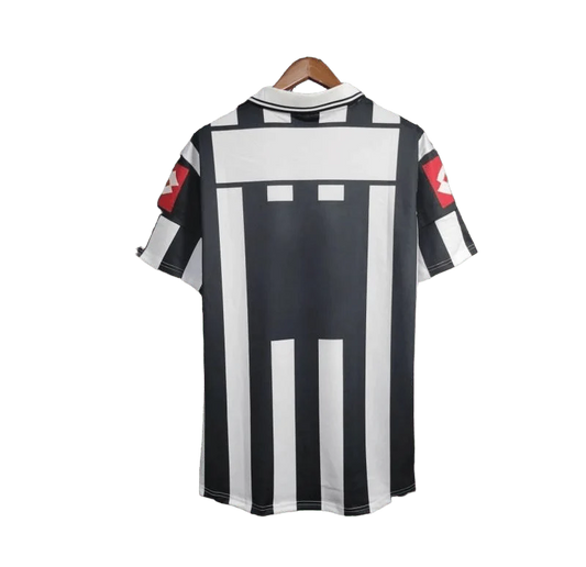 https://cdn.shopify.com/s/files/1/0826/7228/8075/files/20012002-juventus-fastweb-home-retro-kit-classickits433-539344.webp?v=1741198763
